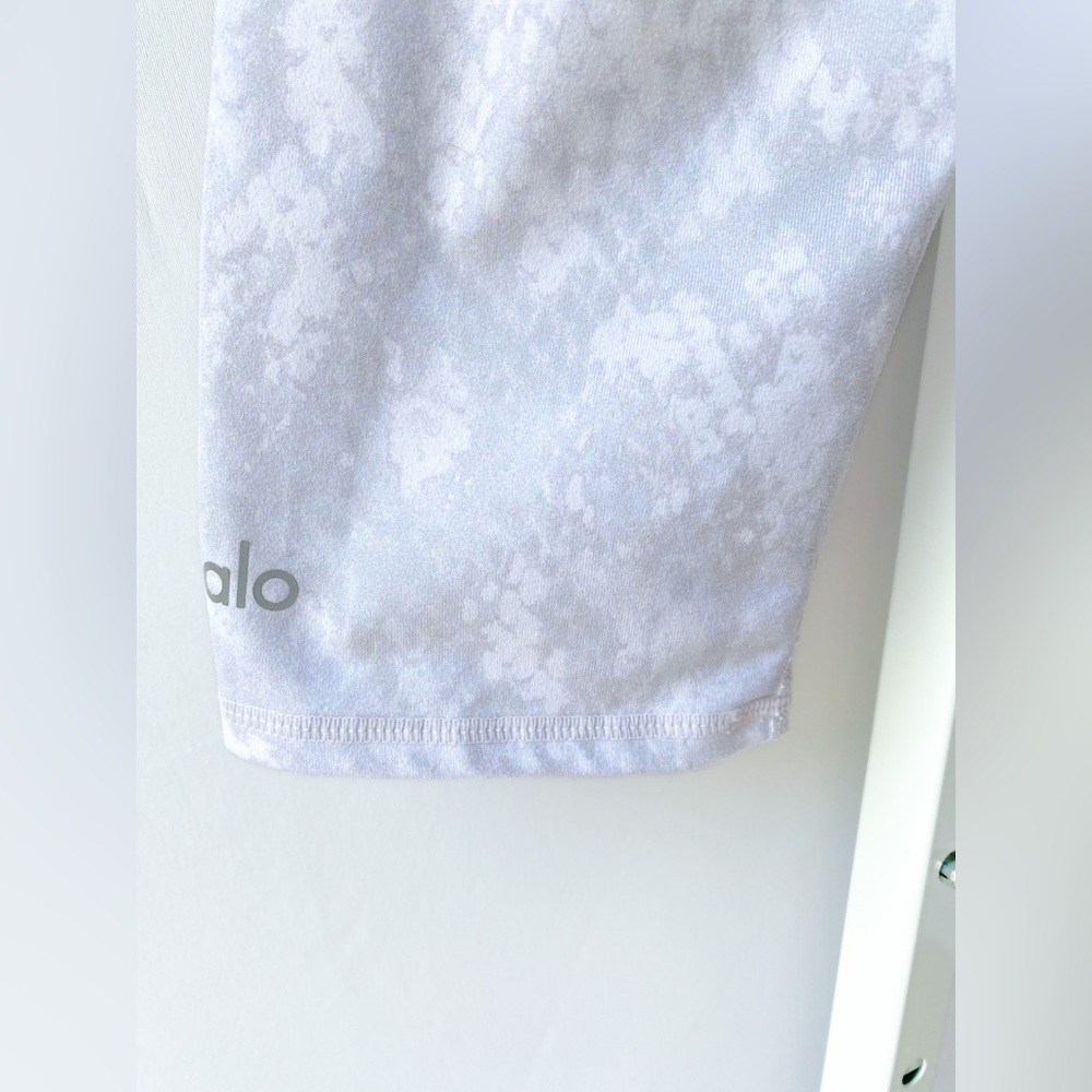 Alo Xs White Grey Python Snake Print Capri Leggin… - image 5